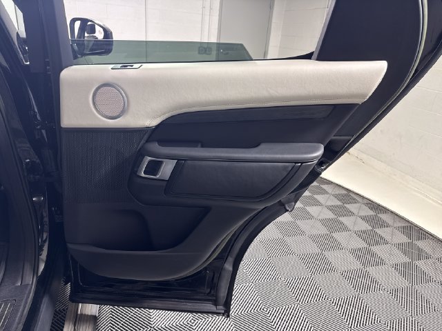 Used 2023 Land Rover Discovery Metropolitan Edition AWD/4WD image 18