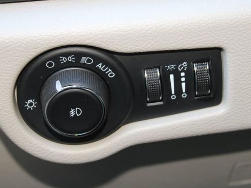 Used 2024 Chrysler Pacifica Touring-L FWD image 33