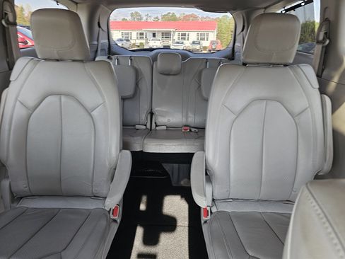 Used 2017 Chrysler Pacifica Touring-L Plus image 8