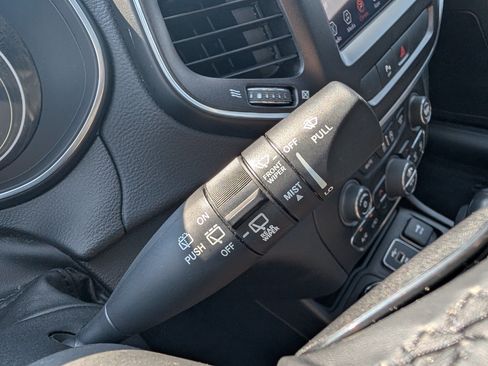 Used 2020 Jeep Cherokee Trailhawk w/ Comfort/Convenience Group AWD/4WD image 29