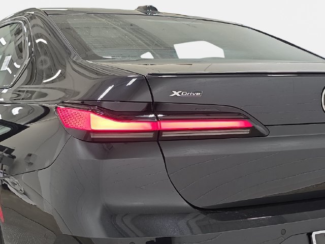 Certified 2025 BMW 760i xDrive AWD/4WD image 31