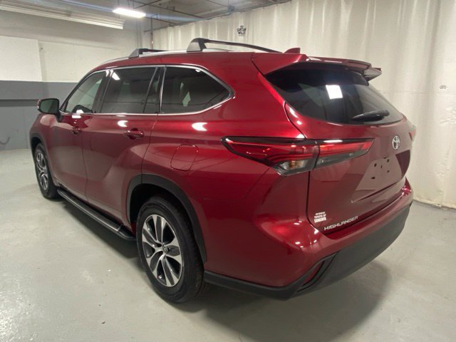 Used 2020 Toyota Highlander XLE FWD image 2