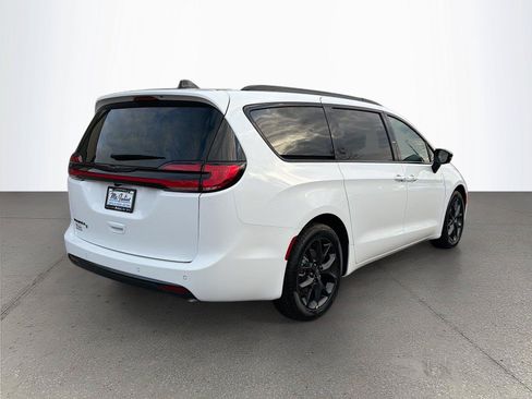 New 2026 Chrysler Pacifica Select w/ S Appearance Package FWD image 4