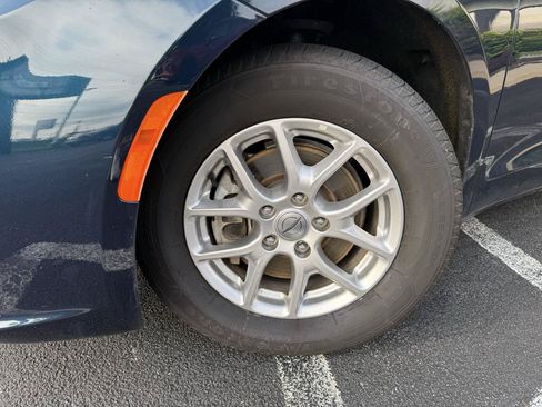 Used 2023 Chrysler Pacifica Touring-L FWD image 29