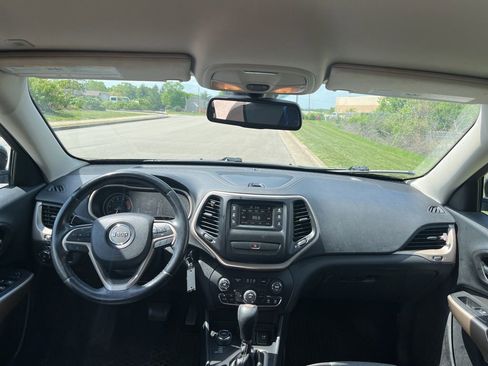 Used 2018 Jeep Cherokee Latitude w/ Altitude Package AWD/4WD image 5