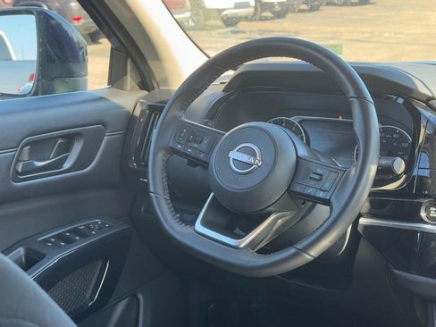 Used 2025 Nissan Pathfinder SV image 14