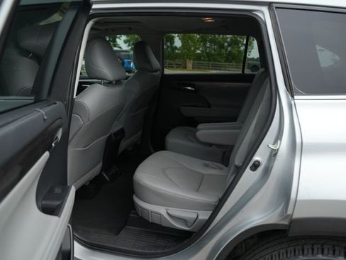 Used 2020 Toyota Highlander Limited FWD image 15