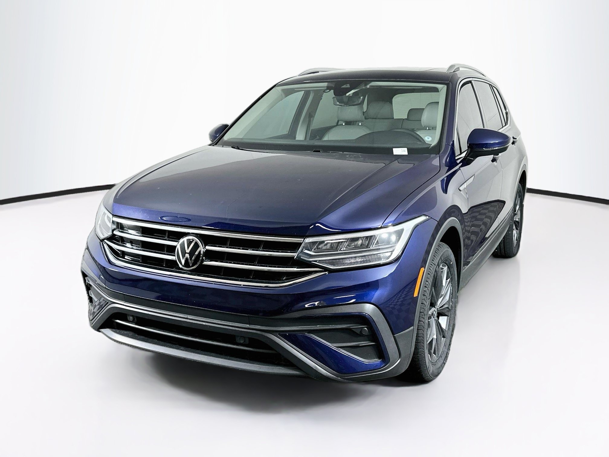 Used 2022 Volkswagen Tiguan SE FWD image 3