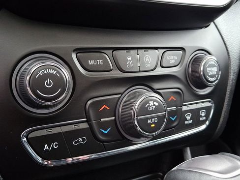 Used 2020 Jeep Cherokee Limited w/ Technology Group AWD/4WD image 18