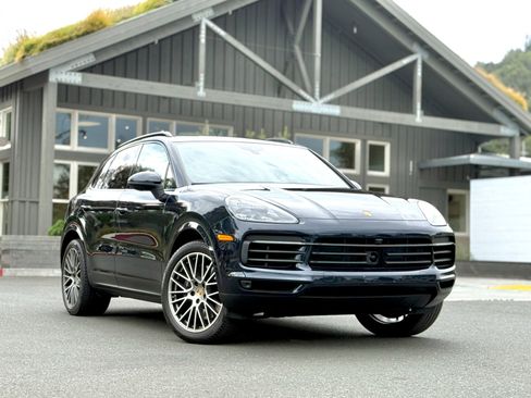 Used 2022 Porsche Cayenne Platinum Edition image 3