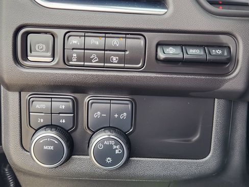 Used 2024 Chevrolet Suburban Premier w/ Premium Package 2 AWD/4WD image 22