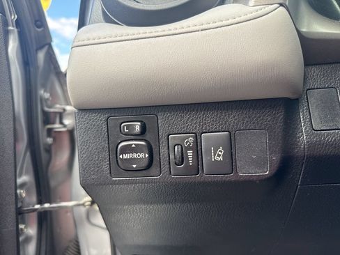 Used 2017 Toyota RAV4 XLE FWD image 40
