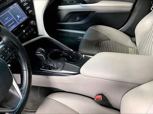 Used 2020 Toyota Camry SE w/ Blackout Package image 17