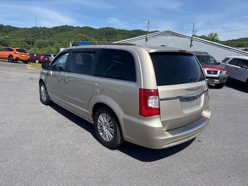 Used 2012 Chrysler Town & Country Touring-L w/ Premium Group FWD image 6