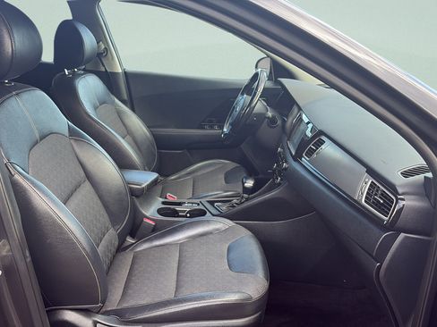 Used 2019 Kia Niro S Touring FWD image 17