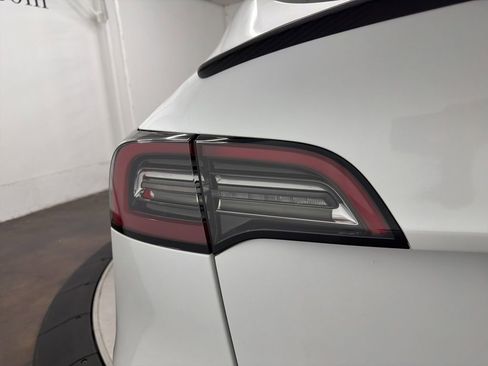 Used 2021 Tesla Model Y Long Range AWD/4WD image 11