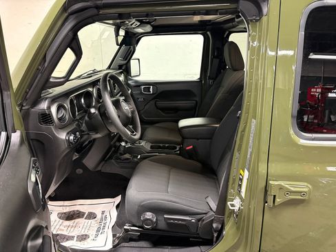 Used 2023 Jeep Gladiator Sport image 3