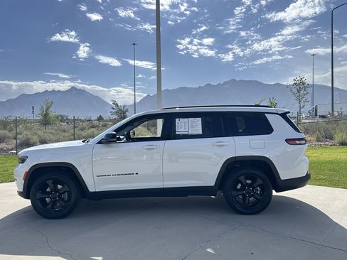 Used 2022 Jeep Grand Cherokee L Limited w/ Luxury Tech Group II AWD/4WD image 2