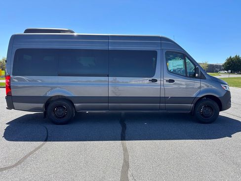 Used 2025 Mercedes-Benz Sprinter 2500 image 3