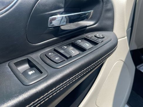 Used 2015 Chrysler Town & Country Touring w/ Driver Convenience Group FWD image 11