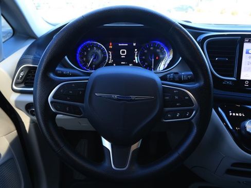 Used 2021 Chrysler Pacifica Touring image 11