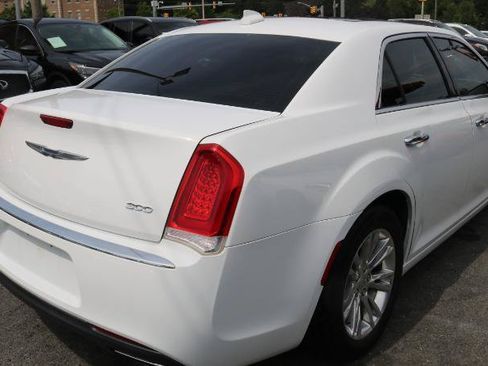 Used 2017 Chrysler 300 C RWD image 7