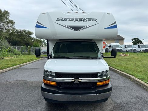 Used 2019 Chevrolet Express 4500 w/ RV Package RWD image 2