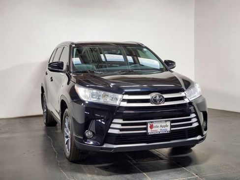 Used 2019 Toyota Highlander XLE image 2
