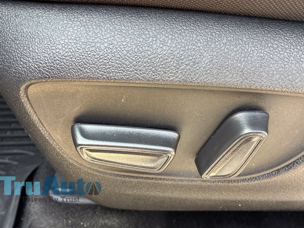 Used 2021 Toyota Highlander LE FWD image 25