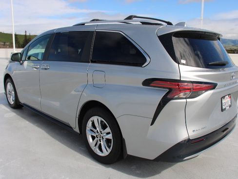 Certified 2025 Toyota Sienna Limited image 5