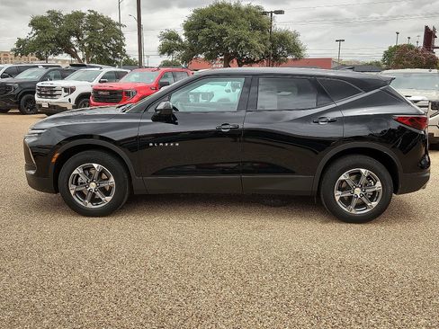 Used 2025 Chevrolet Blazer LT AWD/4WD image 2