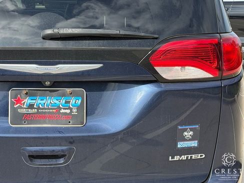Used 2017 Chrysler Pacifica Limited FWD image 7
