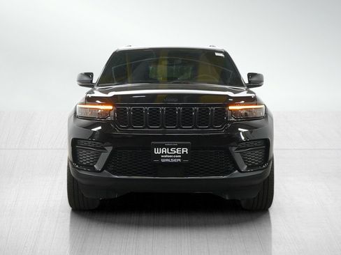 Used 2024 Jeep Grand Cherokee Altitude image 8