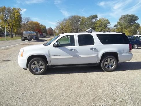 Used 2009 GMC Yukon XL SLT w/ SLT Chrome Edition image 1