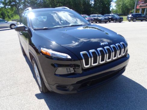 Used 2017 Jeep Cherokee Sport w/ Cold Weather Group AWD/4WD image 4
