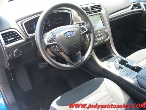 Used 2020 Ford Fusion SE FWD image 2