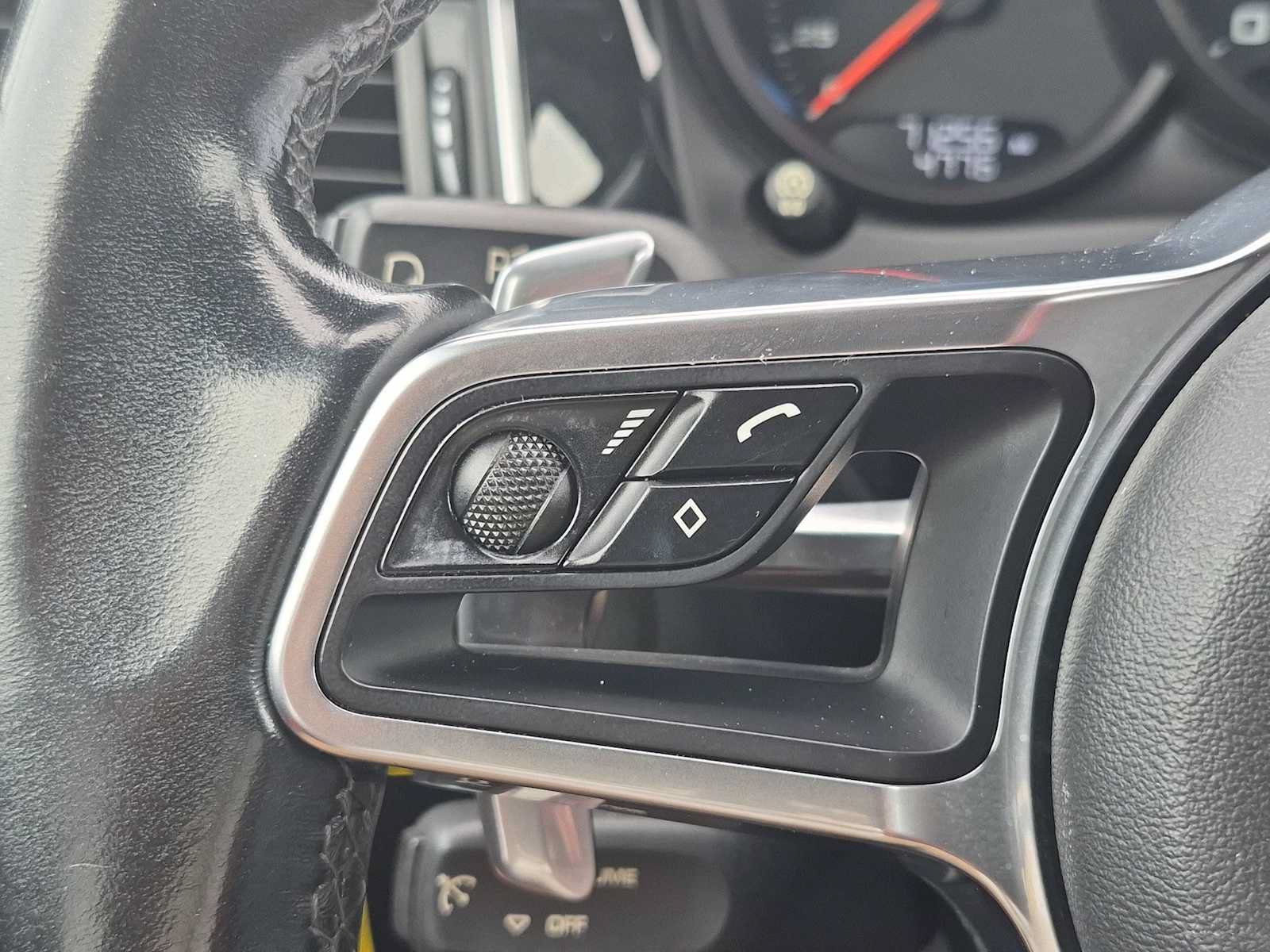 Used 2018 Porsche Macan AWD/4WD image 24