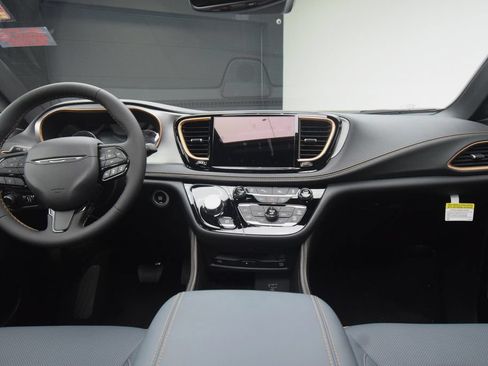 New 2027 Chrysler Pacifica Pinnacle FWD image 35
