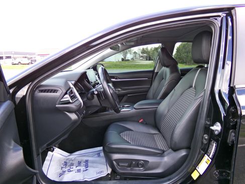 Used 2023 Toyota Camry SE image 9