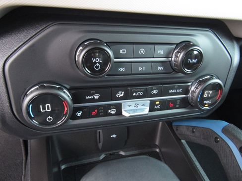 Used 2023 Ford Bronco Wildtrak image 20