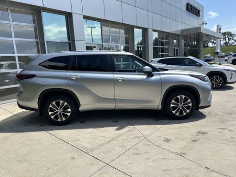 Used 2024 Toyota Highlander XLE AWD/4WD image 9