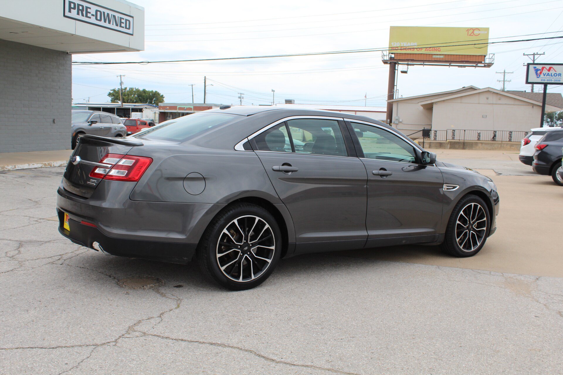 Used 2018 Ford Taurus SEL w/ Equipment Group 201A FWD image 3