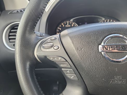 Used 2017 Nissan Pathfinder SV image 18