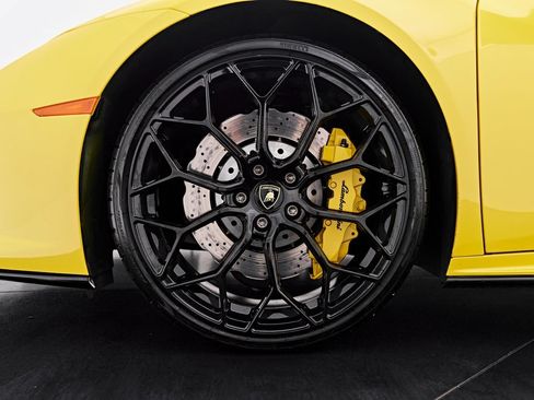 Used 2022 Lamborghini Huracan EVO RWD image 3