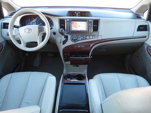 Used 2011 Toyota Sienna XLE image 11