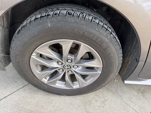 Used 2024 Toyota Sienna XLE image 9