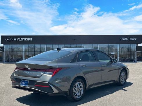 Used 2025 Hyundai Elantra Hybrid FWD image 6