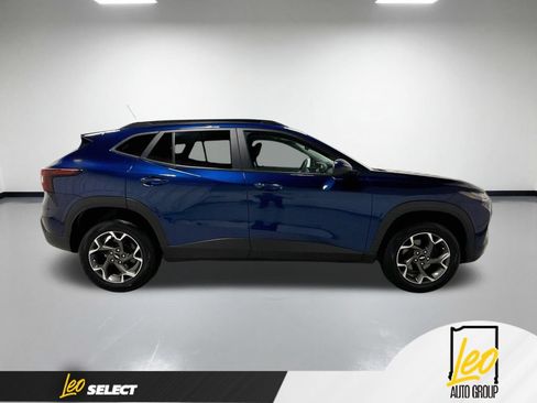 Used 2024 Chevrolet Trax LT w/ LT Convenience Package FWD image 6