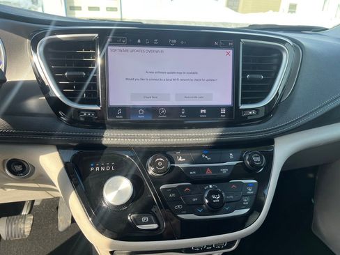 Used 2023 Chrysler Pacifica Touring-L image 23