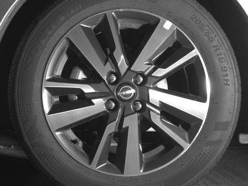 Used 2025 Nissan Versa SV image 12